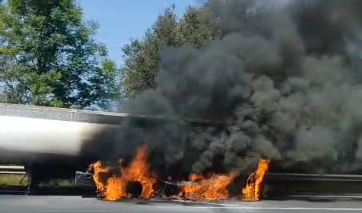 Un camión en llamas obliga a cortar la A8 dirección Cantabria