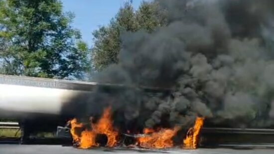 Un camión en llamas obliga a cortar la A8 dirección Cantabria