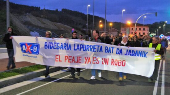 Rebelión contra los peajes en Euskadi: protesta en Durango antes del acto del PNV