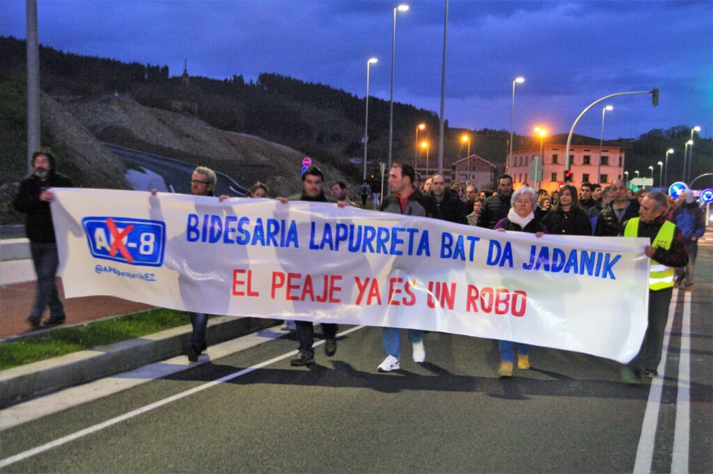 Rebelión contra los peajes en Euskadi: protesta en Durango antes del acto del PNV