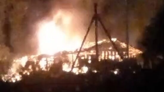 Devorado por las llamas un caserío usado de almacén en Larrabetzu