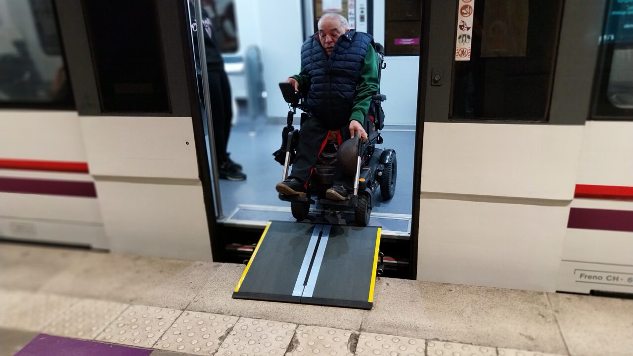 Fekoor exige asistencia presencial en Cercanías Bilbao ante las barreras de accesibilidad
