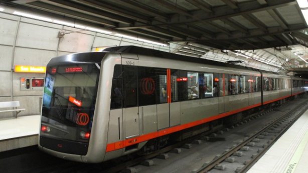 Una unidad de metro parada entre Abando y Casco Viejo provoca retrasos generalizados