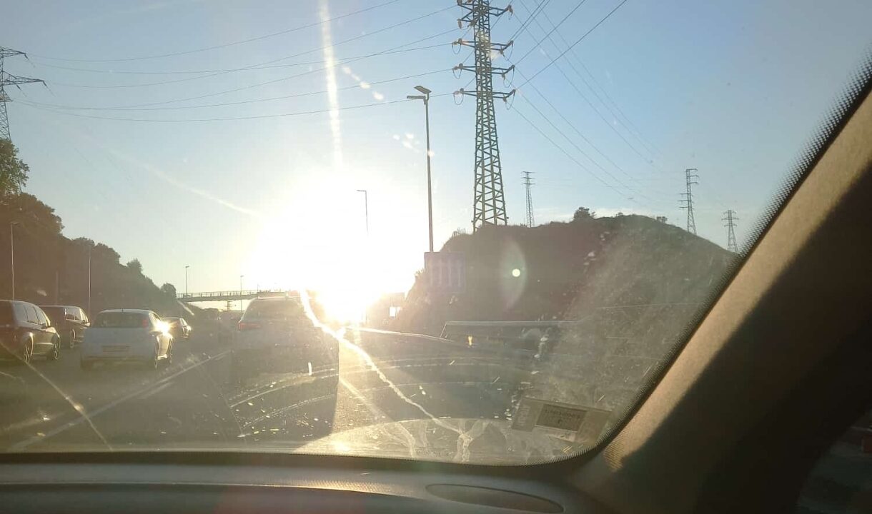 El calor golpea Euskadi: trabajadores, estudiantes, residentes y conductores denuncian días “insoportables”