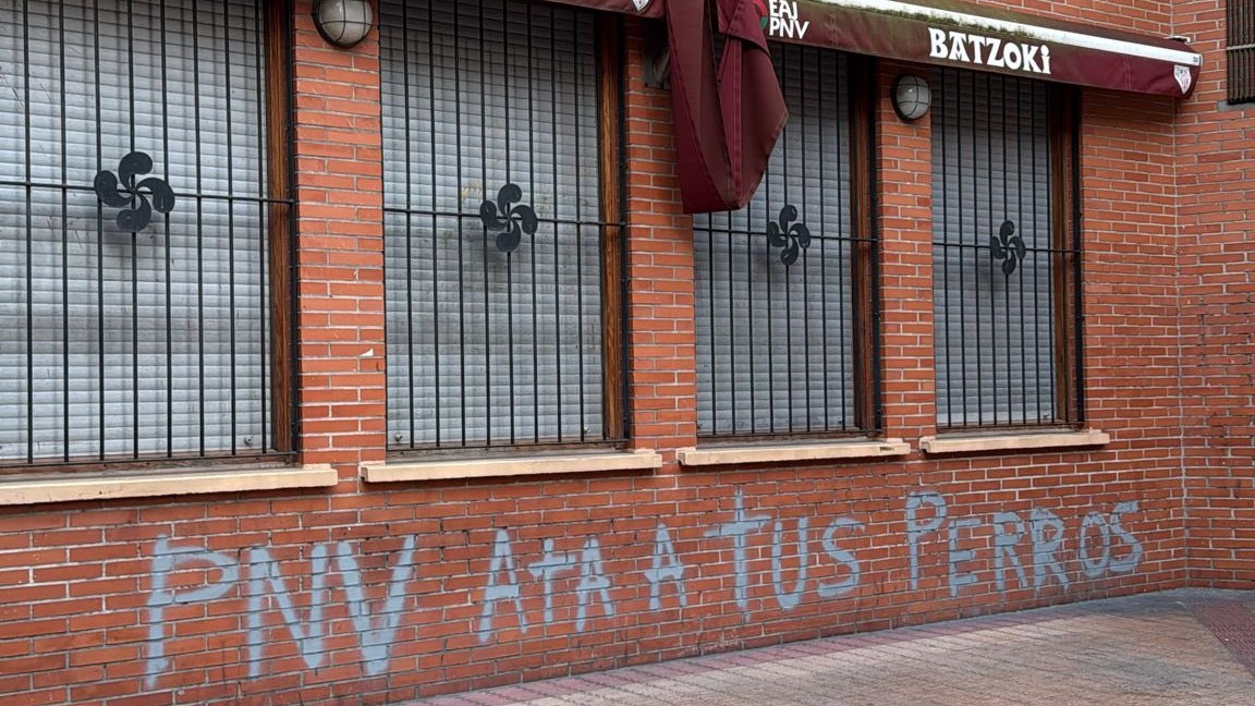 El PNV denuncia pintadas contra la Ertzaintza en su batzoki de Cruces en Barakaldo