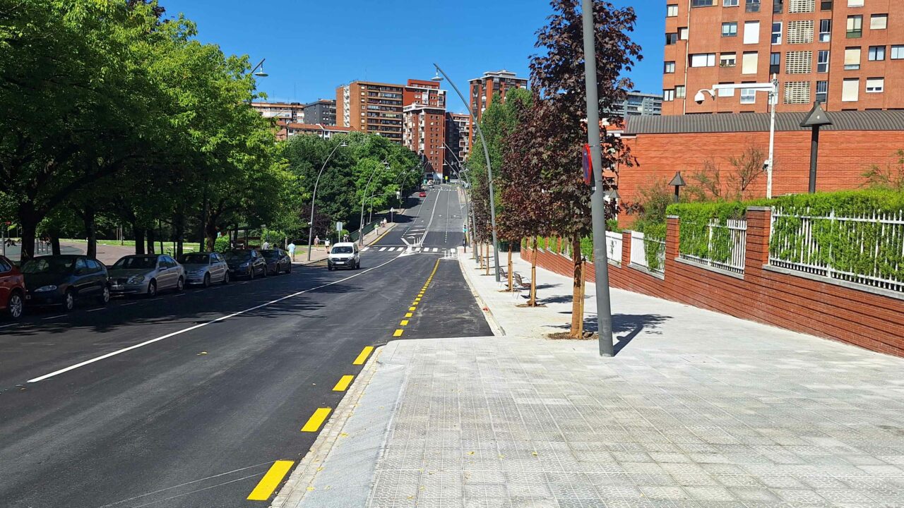 Bilbao finaliza la reurbanización de la calle Doctor Ornilla en Txurdinaga con aceras más amplias y nuevas zonas verdes