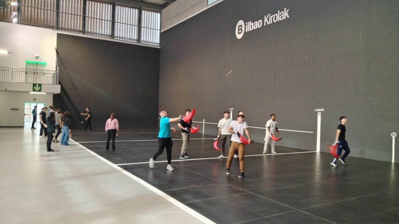 Bilbao lanza un verano de deporte para jóvenes: pilota, atletismo y skate tomarán la ciudad