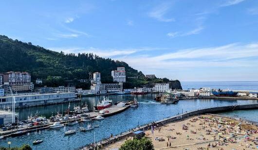 Detenido en Ondarroa por masturbarse y fotografiar a cuatro menores mientras se duchaban en la playa de Arrigorri
