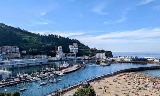 Detenido en Ondarroa por masturbarse y fotografiar a cuatro menores mientras se duchaban en la playa de Arrigorri