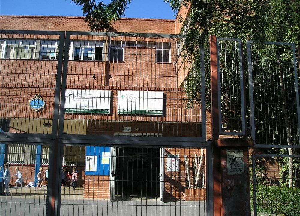 «No es aceptable que nuestros hijos estén a 43º en clase y sin limpieza»: las familias del alumnado del Colegio Intxixu exigen medidas