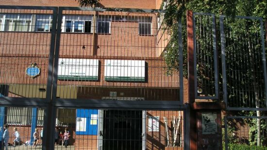 «No es aceptable que nuestros hijos estén a 43º en clase y sin limpieza»: las familias del alumnado del Colegio Intxixu exigen medidas