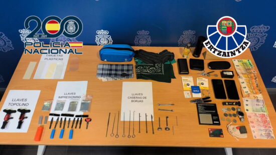 Desarticulada una banda que robaba en viviendas con el método del hilo de pegamento en Bizkaia y Alicante