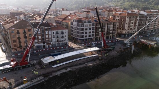 La pasarela All Iron inicia su montaje con la plataforma que unirá Barakaldo y Erandio