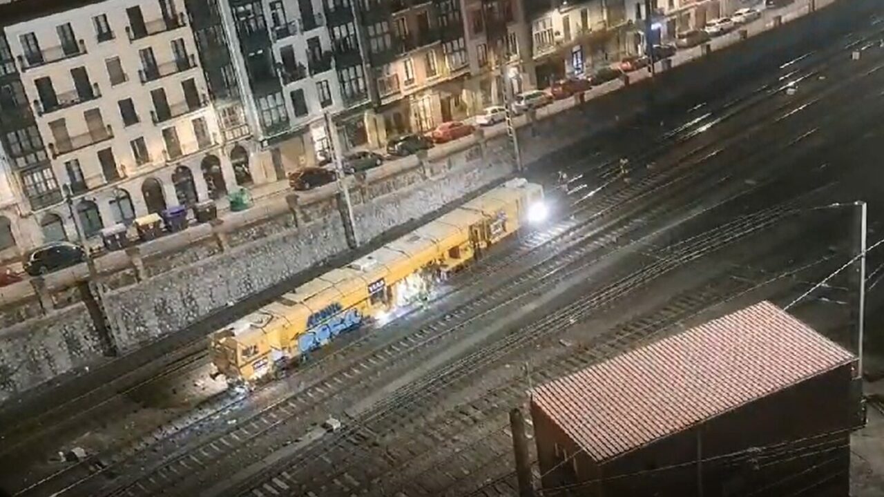 Vecinos de San Francisco denuncian noches “insoportables” por obras y ruidos en las vías de Abando