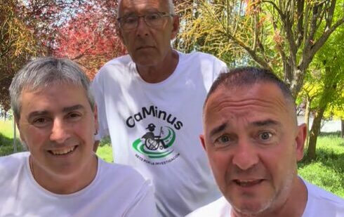 De Vitoria a Getafe en silla de ruedas: el reto viral de un grupo de vascos que emociona a miles de personas
