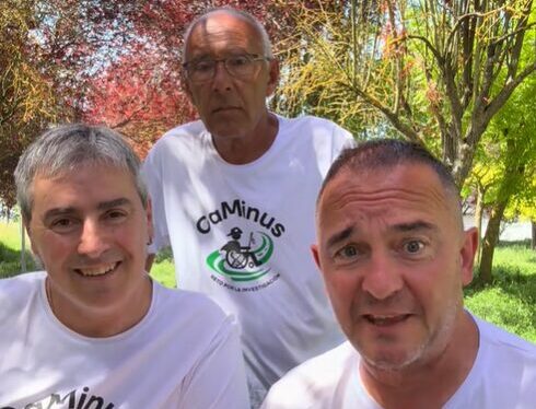 De Vitoria a Getafe en silla de ruedas: el reto viral de un grupo de vascos que emociona a miles de personas