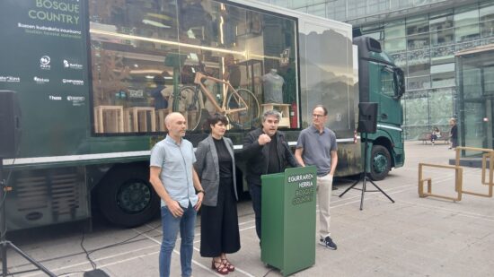 La unidad móvil de ‘Egurraren Herria. Bosque Country’, llega a Bilbao