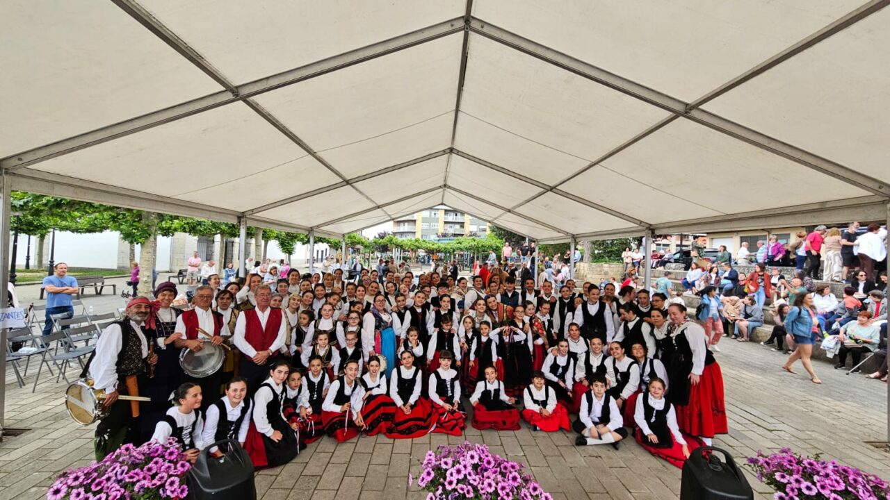Las Merindades bailan unidas en Villasana de Mena en el X Encuentro de Danzas Regionales