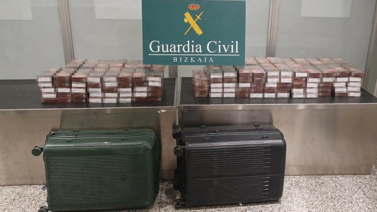 La Guardia Civil intercepta 4.600 cajetillas de tabaco ocultas en el Aeropuerto de Bilbao