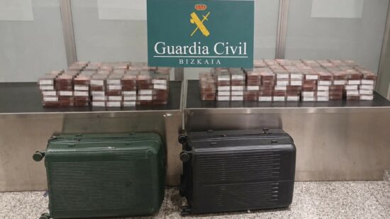 La Guardia Civil intercepta 4.600 cajetillas de tabaco ocultas en el Aeropuerto de Bilbao