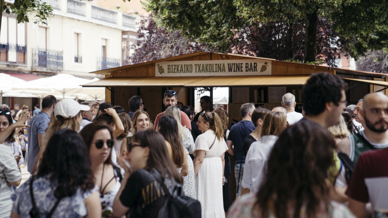 Catas de txakoli, música, gastronomía y cultura en la quinta edición del Bizkaiko Txakolina Fest de Portugalete