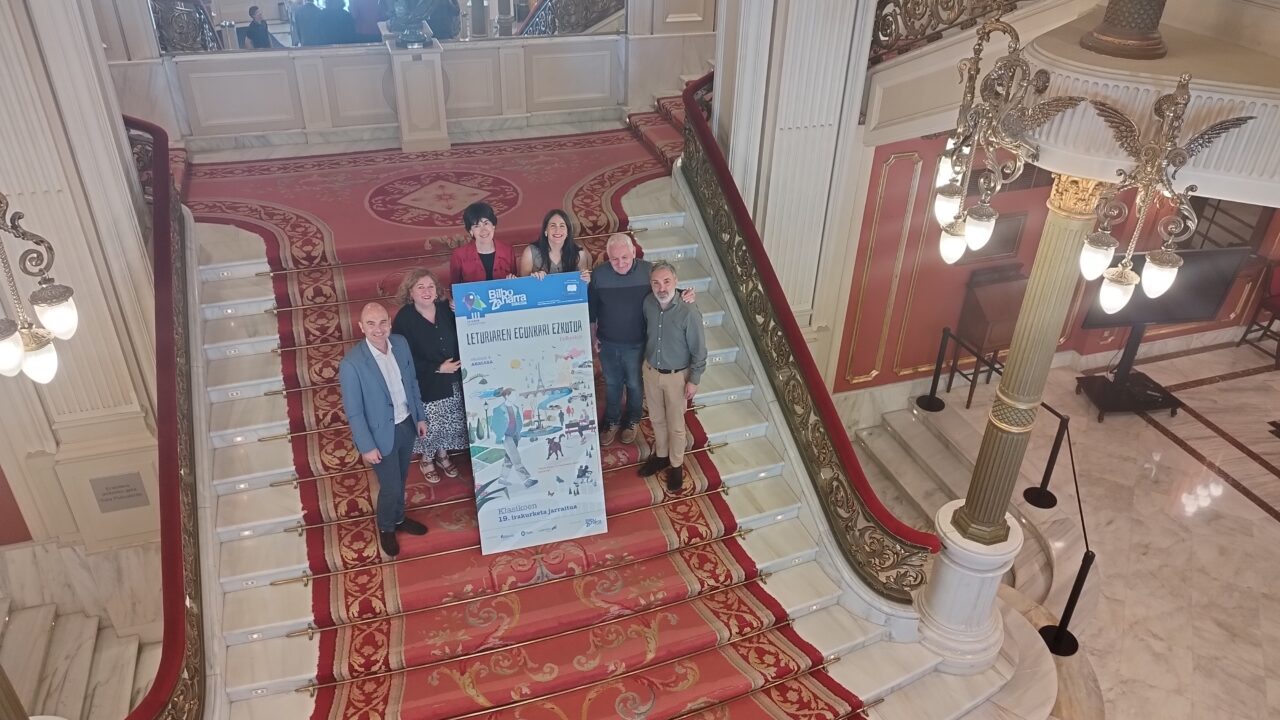 El Teatro Arriaga reúne a cientos de lectores para dar vida a ‘Leturiaren egunkari ezkutua’