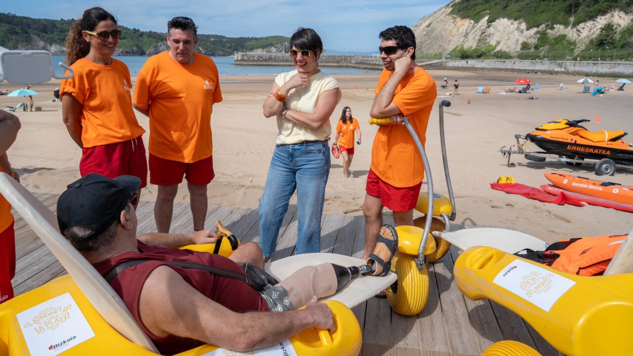 Bizkaia impulsa la campaña ‘Cuida la playa que hay en ti’ en el comienzo de la temporada de playas
