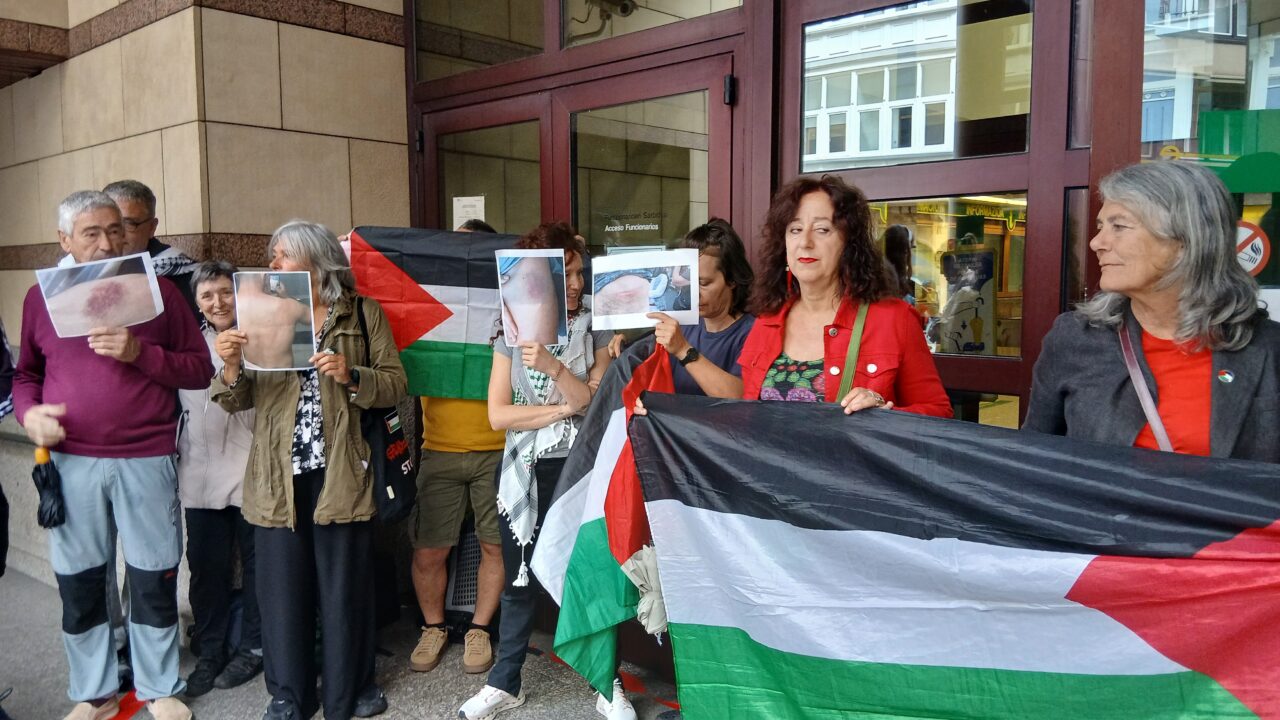 Global Sumud Euskal Herria presenta una demanda popular por la actuación policial de la Ertzaintza en su llegada al Aeropuerto de Bilbao