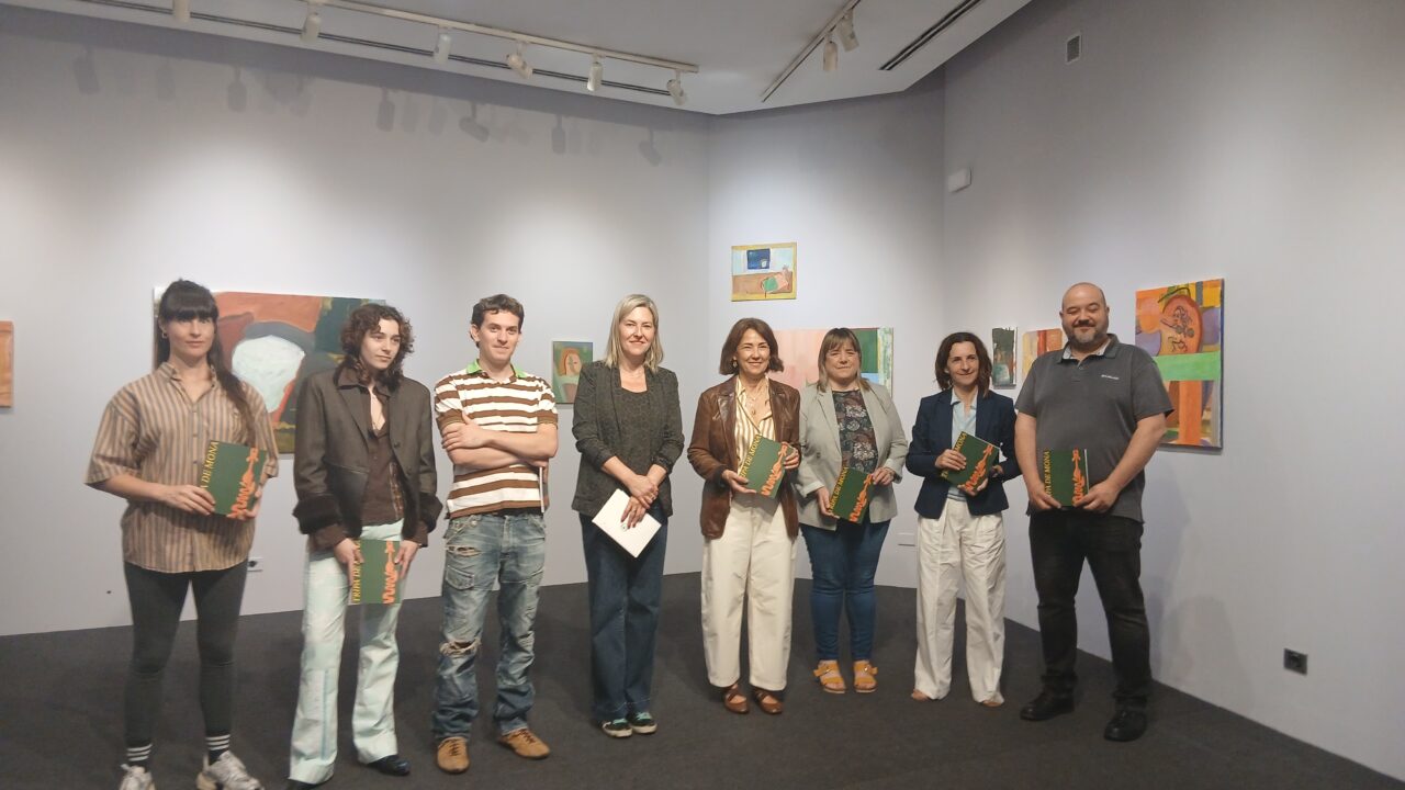 ‘Tripa de Mona’, la curiosa y provocadora exposición que acoge el edificio de Juntas Generales