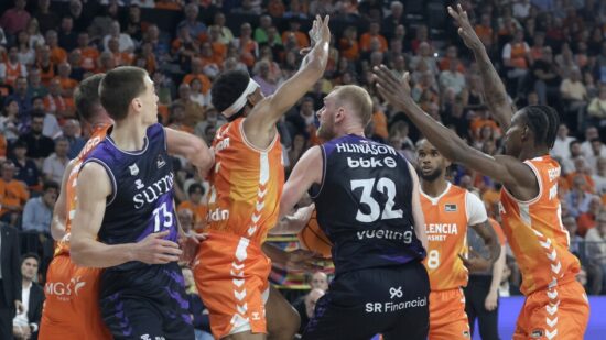 El Surne Bilbao planta cara a Valencia Basket pero muere en la orilla