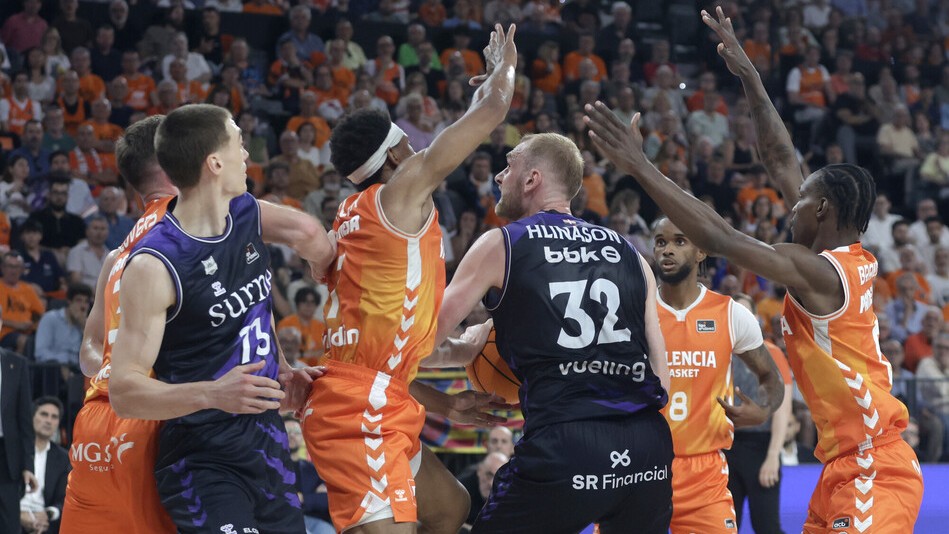 El Surne Bilbao planta cara a Valencia Basket pero muere en la orilla