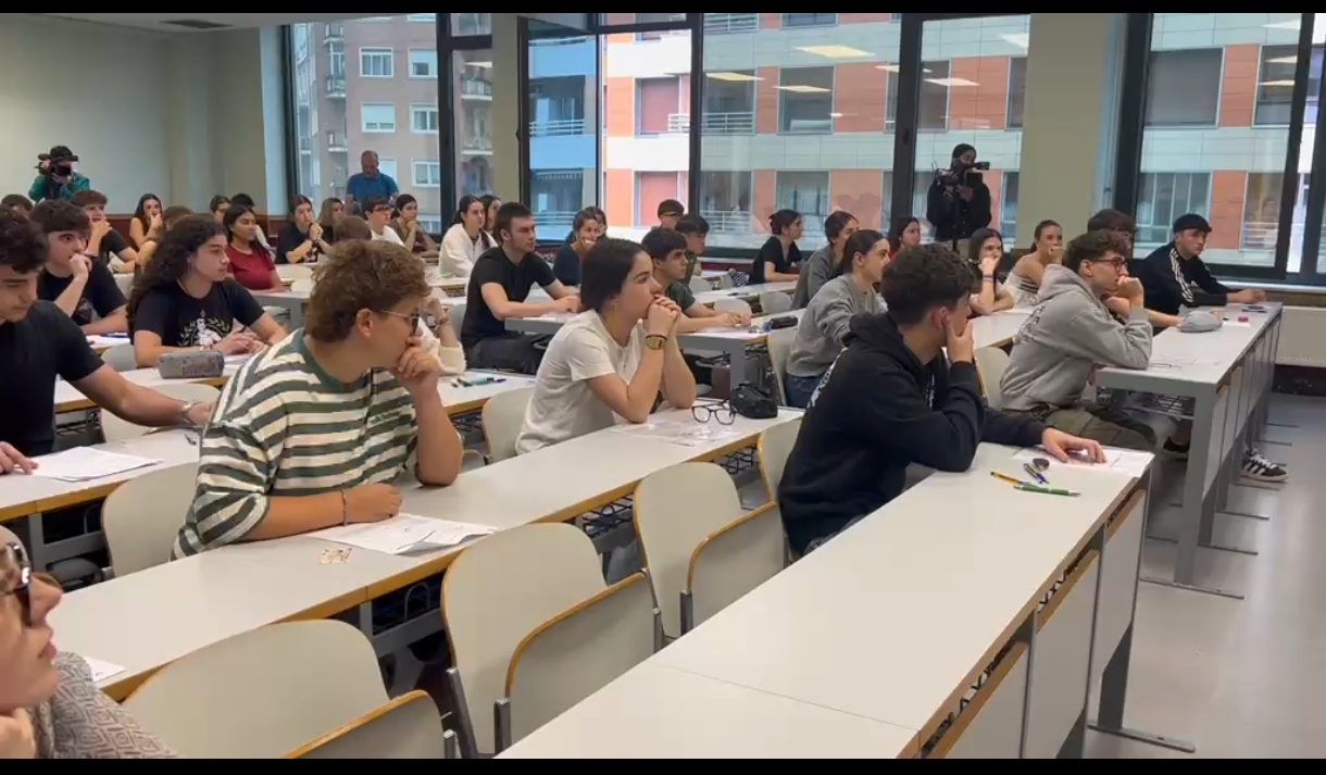«No es normal que un alumno con un nueve de media salga llorando del examen de Matemáticas de la PAU», denuncia una madre