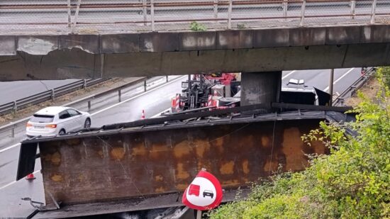 El camión volcado sigue en la AP-8 hacia Cantabria y mantiene un carril cortado en Ugaldebieta