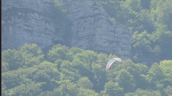 Ekologistak Martxan denuncia vuelos de parapente cerca de nidos de alimoche en Gorbeia