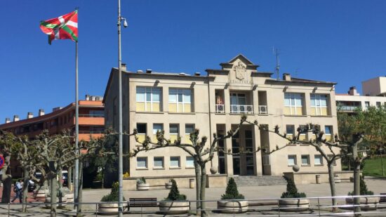 Sopela suspende de empleo y sueldo a un agente de la Policía Local tras su detención