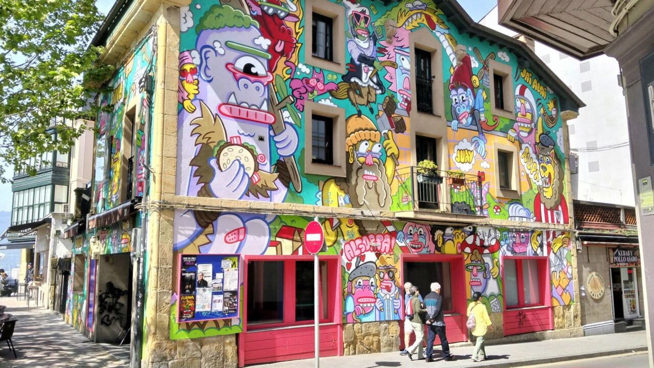El edificio más colorido de Algorta divide opiniones: de la polémica vecinal a icono llamativo