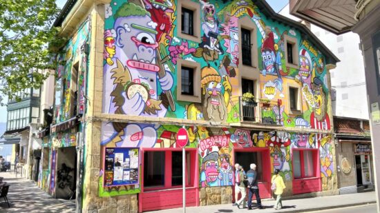 El edificio más colorido de Algorta divide opiniones: de la polémica vecinal a icono llamativo