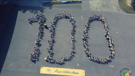 Este colegio de Bizkaia estrena un videoclip para celebrar su centenario