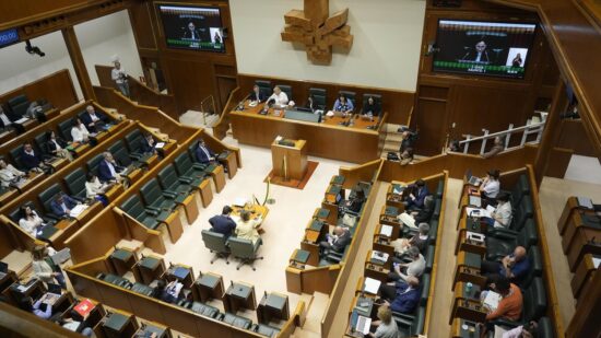 Hasta 600.000 euros de multa: el Parlamento Vasco endurece los controles en colonias de verano