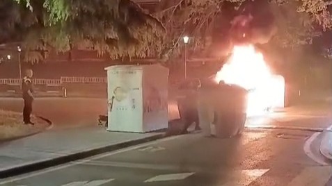Tres jóvenes investigados por la quema de contenedores en Getxo