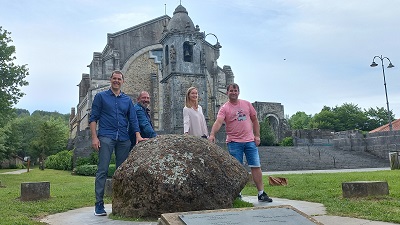 Siete vueltas a la piedra y la esperanza de amor: Urkiola vuelve a reunir a miles de visitantes