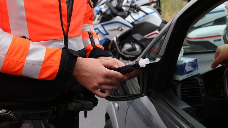 Ertzaintza y policías locales refuerzan los controles de alcohol y drogas en las carreteras vascas durante el verano
