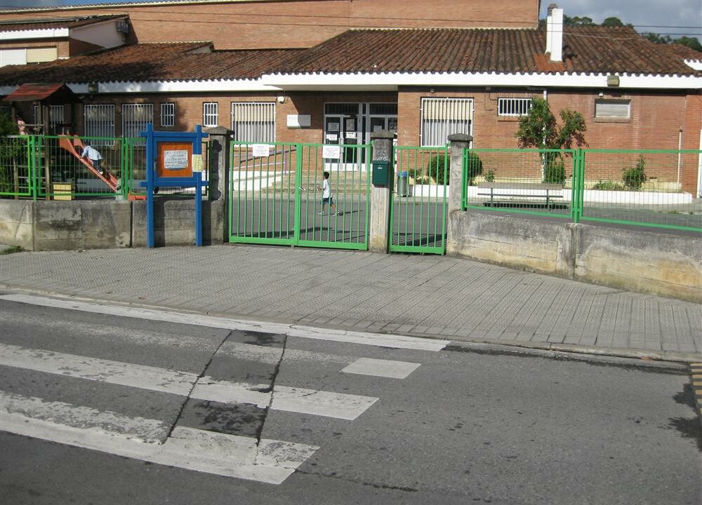 Las familias de Larrañazubi llevan a los tribunales el cierre del colegio y piden paralizarlo de forma cautelar