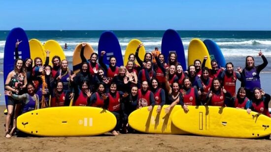 Emprender también es aprender a caer: 30 mujeres convierten las olas de Sopela en una lección de liderazgo