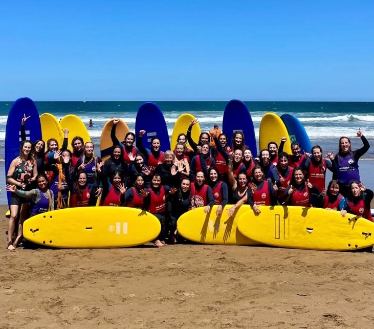 Emprender también es aprender a caer: 30 mujeres convierten las olas de Sopela en una lección de liderazgo