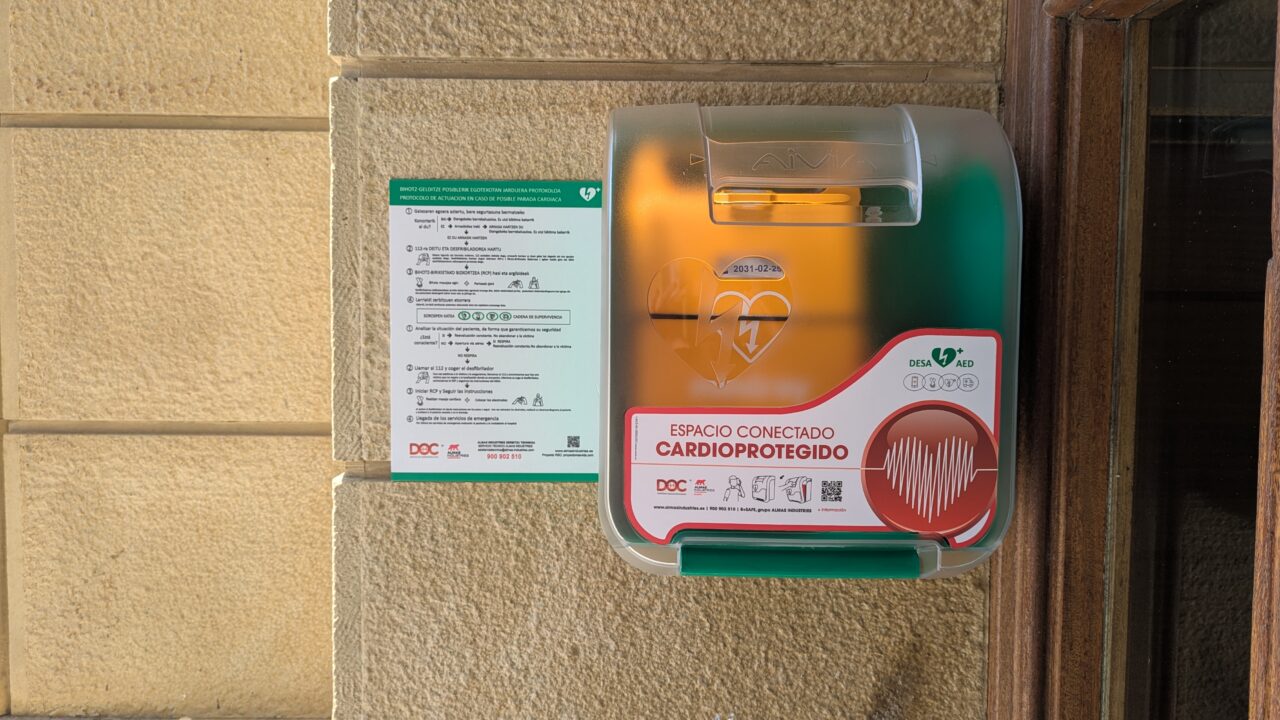 Gorliz instala nueve nuevos desfibriladores y refuerza su red de cardioprotección