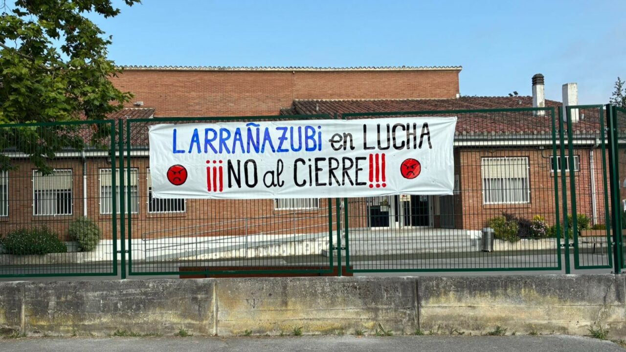Las familias de Larrañazubi llevan a los tribunales el cierre del colegio y piden paralizarlo de forma cautelar