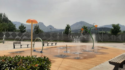Los chorros de agua refrescan a los niños pero generan las quejas de algunos vecinos por el ruido