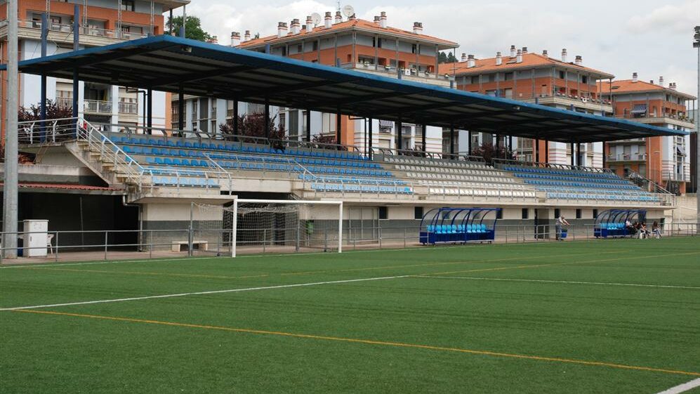 Barakaldo inicia la renovación integral del césped del campo de fútbol de Ibarreta
