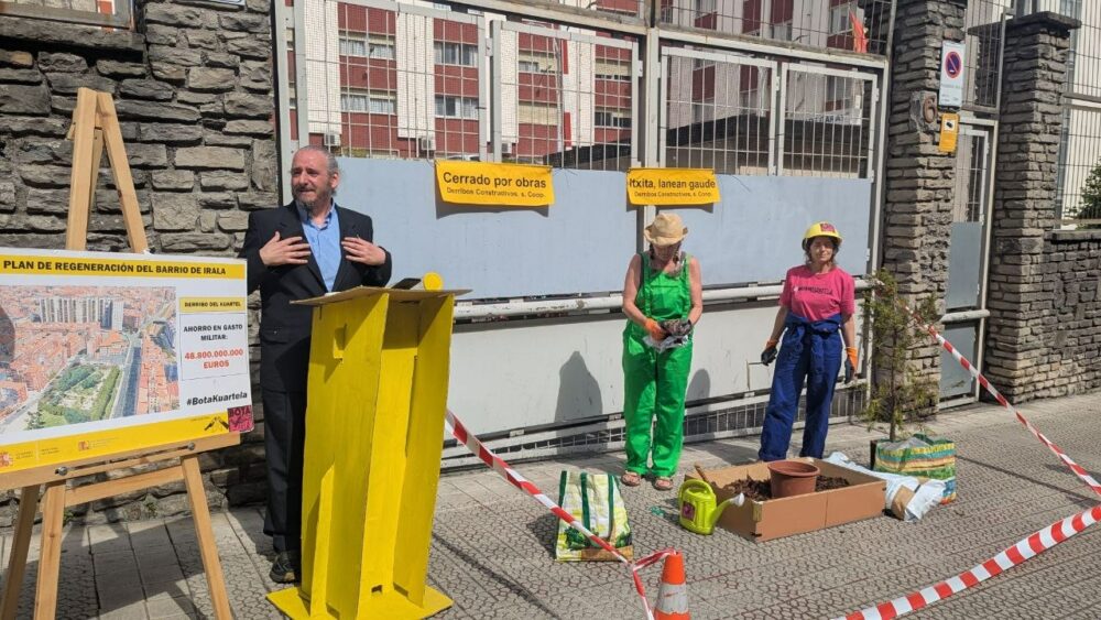 Acción antimilitarista en Bilbao: cuartel de Irala «cerrado por obras»